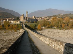 Panorama su Bobbio e sui campanili della Concattedrale dal Ponte Gobbo (17756 bytes)